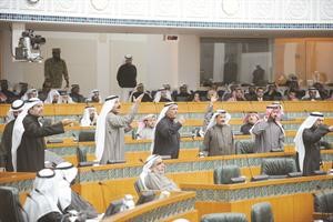 النواب اثناء اعتراضهم على لجنة التحقيق في وفاة الميموني الذي تم تعذيبه من قبل مباحث الاحمدي ومطالبتهم باستجواب وزير الداخلية
