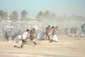 القوات الخاصة اثناء محاولتهم السيطرة على المتظاهرين البدون في الجهراء خلال تظاهراتهم للمطالبة بتعديل اوضاعهم﻿