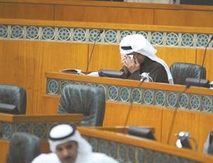 مسلم البراك يبكي خلال مناقشة قضية مقتل الميموني