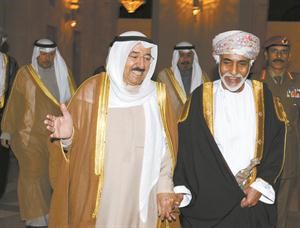 صاحب السمو الامير الشيخ صباح الاحمد مع السلطان قابوس بعد نجاحه في تذليل العقبات بين الامارات وسلطنة عمان
