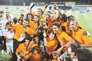 نادي كاظمة لكرة القدم يحتفل بالكاس بعد فوزه ببطولة كاس الامير لكرة القدم على نادي الكويت﻿