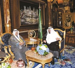خادم الحرمين الشريفين اثناء استقباله سمو رئيس مجلس الوزراء الشيخ ناصر المحمد اثناء جولته الخليجية﻿
