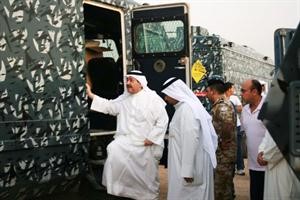 ﻿وزير الداخلية الشيخ احمد الحمود خلال تفقده الحدود اثناء محاولة عشرات العراقيين كسر البايب الحدودي﻿