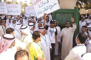 جانب من اعتصام الاطفائيين امام الادارة العامة للاطفاء