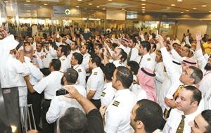 ﻿طيارو مؤسسة الخطوط الجوية الكويتية والشركات التابعة لها يحتفلون بعد اقرار مطالبهم اثناء الاضراب﻿