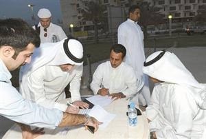 التوقيع على الوثيقة الشعبية للمطالبة برحيل رئيس الوزراء
