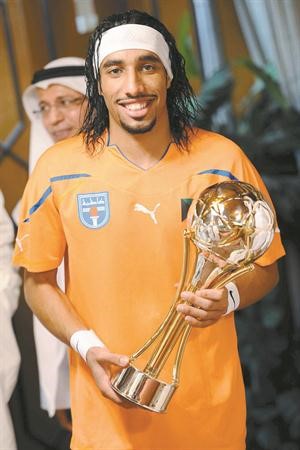 لاعب نادي كاظمة لكرة القدم فهد العنزي يحمل جائزة افضل لاعب عربي واعد