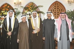 الزميل يوسف عبدالرحمن وعم المعرس يوسف الضاعن وسلمان الحقان يهنئون