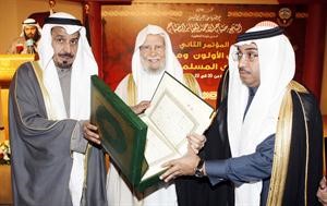 عبدالله التركي يقدم مصحفا شريفا الى الوزير النومس﻿
