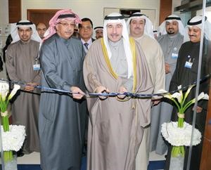 الشيخ مبارك الحمود والشيخ محمد الجراح يقصان شريط افتتاح الفرع الجديد
