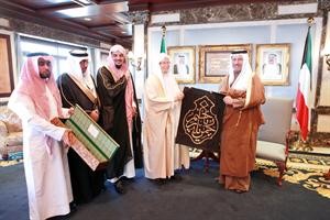 الشيخ جابر المبارك يتلقى اهداء من دعبدالله التركي 