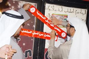 موظفو البلدية يغلقون احد المقاهي المخالفة