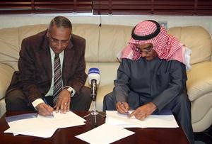 فهد غانم ودسمير عبدالحميد يوقعان الاتفاقية﻿
