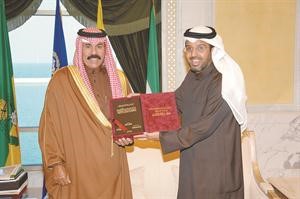 سمو ولي العهد الشيخ نواف الاحمد يتلقى الاهداء
