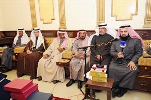 دوليد الطبطبائي متحدثا للحضور وبجانبه د بادي الدوسري وبعضالحضور