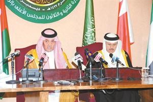 ﻿الامير سعود الفيصل وعبداللطيف الزياني خلال المؤتمر الصحافي﻿