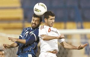 طلال العامر يبعد الكرة براسه من امام لاعب وسط الاردن	افپ﻿