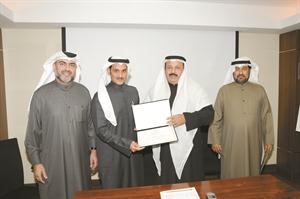 دحسين الدويهيس يسلم سلطان المطيري شهادته﻿