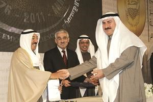 صاحب السمو مكرما احد المشاركين
