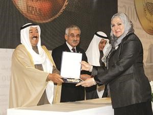  وفائزة تتسلم جائزتها