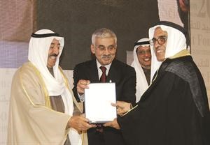 صاحب السمو يكرم احد الفائزين