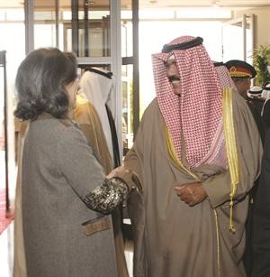 سمو ولي العهد مصافحا الشيخة حصة الصباح