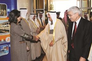 صاحب السمو الامير مصافحا الشيخة حصة الصباح لدى وصوله لمقر الحفل