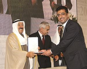 صاحب السمو مكرما فائزا بجائزة المؤسسة
