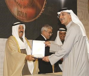 تكريم احد الفائزين