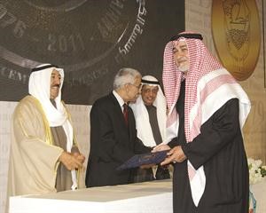 صاحب السمو الامير مكرما احد الفائزين