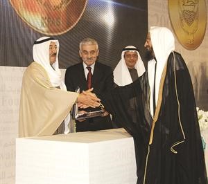 صاحب السمو مصافحا احد الفائزين