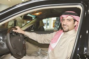 مرزوق عادل الغانم داخل السيارة الجديدة