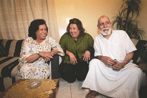 الصلال مع الفنانة القديرة حياة الفهد ومنى شداد في احد اعماله الدرامية