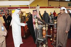 الخالدي متجولا في المعرض﻿