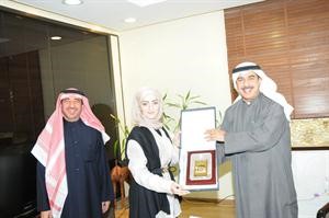 ماحمد الصبيح يكرم فاطمة تقي ومدير مكتب المدير العام محمد الموسوي﻿