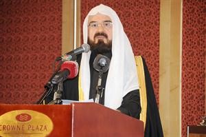 دعلي محيي الدين القره داغي متحدثا في الافتتاح﻿
