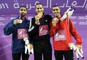 البطل عبدالله الثويني يرفع الفضية الى جانب التونسي اسامة الملولي والمصري محمد حسين افپ
