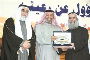 درع تكريمية لاحد المشاركين