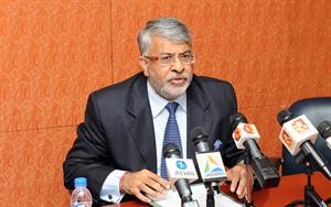 السفير الهندي ساتيش ميهتا متحدثا للصحافيين متين غوزال