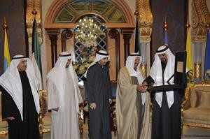 صاحب السمو الامير خلال لقائه عادل اليحيى ورائد الماجد وعيسى اليحيى وناصر الرقم﻿