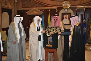سمو ولي العهد الشيخ نواف الاحمد مستقبلا محمد النومس ودعبدالله تركي﻿
