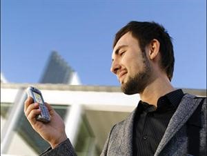 الإمارات تعاقب مستخدمي أجهزة الهاتف النقال المقلدة بقطع اشتراكاتهم