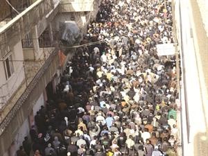 صورة عن الانترنت لجانب من جنازة عدد من النشطاء الذين قتلوا برصاص قوات الامن في الزبداني﻿
