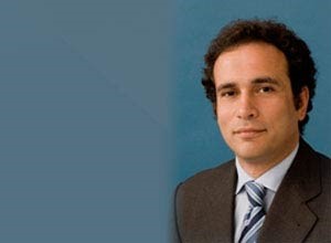 معتصمو التحرير يطردون عمرو حمزاوي من الميدان فجر اليوم