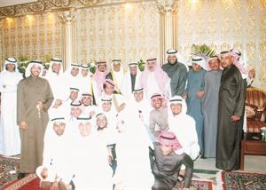 اللواء محمود الدوسري وجمع من الاهل والاصدقاء في لقطة تذكارية﻿