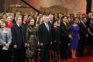 رئيس الجمهورية ميشال سليمان متوسطا عددا من الشخصيات السياسية خلال احياء الفنانة ماجدة الرومي احتفال ميلادي في بعبدا مساء امس الاولمحمود الطويل