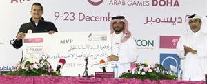 اسامة الملولي حاملا الشيك لافضل لاعب في الدورة