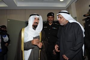 محافظ العاصمة الشيخ علي الجابر مع علي مراد في ادارة الانتخابات امس ﻿