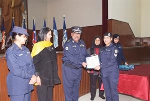 اللواء فهد الشرقاوي مكرما احدى المشاركات في اللقاء﻿