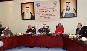 المليفي اثناء المؤتمر الصحافي ويبدو اللوغاني والغنيم والدعيج وابوالفتوح﻿